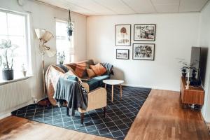 Posezení v ubytování Stylish Townhouse Near Stockholm Nature