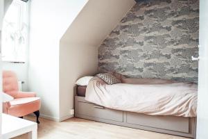 Postel nebo postele na pokoji v ubytování Stylish Townhouse Near Stockholm Nature