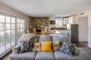 Η κουζίνα ή μικρή κουζίνα στο Cozy 1BR Guest House with Mountain View in Simi Valley