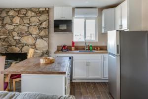 Η κουζίνα ή μικρή κουζίνα στο Cozy 1BR Guest House with Mountain View in Simi Valley +13 φωτογραφίες