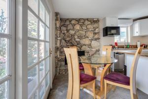 Η κουζίνα ή μικρή κουζίνα στο Cozy 1BR Guest House with Mountain View in Simi Valley