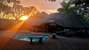 Bazén v ubytování Sundown Lodge nebo v jeho okolí