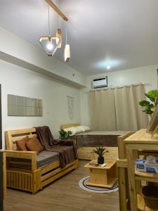 een kamer met een bed en een bank erin bij The Stayhaus by Dan & Steph in Manilla +19 foto's