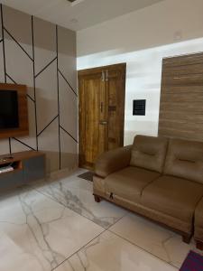 ein Wohnzimmer mit Sofa und Fernseher in der Unterkunft Grace Home in Ūdumbanshola