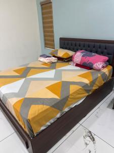 ein Bett mit zwei Kissen darauf in der Unterkunft Grace Home in Ūdumbanshola