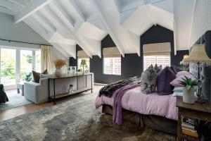 Lagoonside Family Haven في كنيسنا: غرفة نوم مع سرير كبير مع وسائد أرجوانية