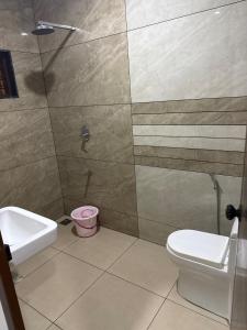 ein Badezimmer mit Dusche, Toilette und Waschbecken in der Unterkunft Grace Home in Ūdumbanshola + 36 Fotos