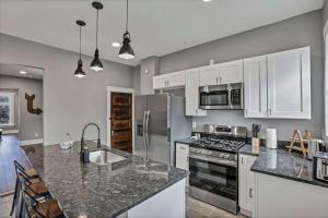 Кухня или мини-кухня в Spacious 3BR Home Minutes to Downtown Columbus
