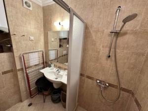 ein Badezimmer mit Waschbecken und Dusche in der Unterkunft St Ivan Rilski Spa & Pool Getaway in Bansko + 19 Fotos