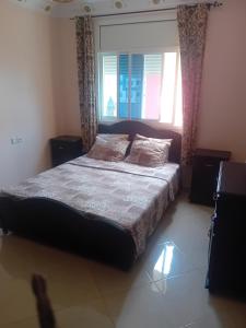 ein Schlafzimmer mit einem Bett und einem Fenster in der Unterkunft JERDOUH For FAMILY ONLY in Tétouan