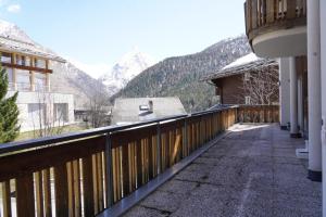 a balcony with a view of a mountain at Fee-Rien in Saas-Fee