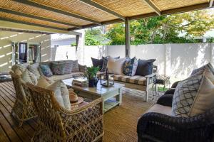 Lagoonside Family Haven في كنيسنا: فناء مع أريكة وطاولة وكراسي