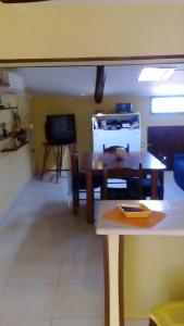 トロペアにあるCasa Vacanza Idaのリビングルーム(テーブル付)、キッチン