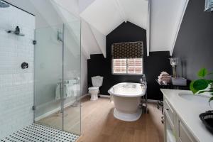 Lagoonside Family Haven في كنيسنا: حمام مع دش ومغسلة ومرحاض +24 صورة