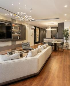 Una sala de estar con un sofá blanco y una mesa. en The Cove Unit Ikate Lekki, en Lekki