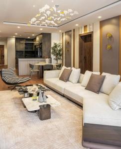 Una sala de estar con dos sofás blancos y una mesa. en The Cove Unit Ikate Lekki, en Lekki