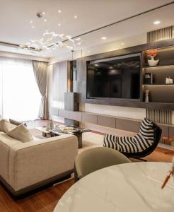 Una sala de estar con un sofá y un televisor en The Cove Unit Ikate Lekki, en Lekki