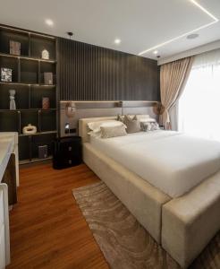 Un dormitorio con una cama grande y un sofá. en The Cove Unit Ikate Lekki, en Lekki 5 fotos más