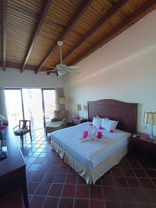 een slaapkamer met een groot bed met bloemen erop bij Hotel Eco Inn Jose in Puerto Píritu