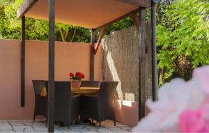 une table et des chaises sous un auvent sur une terrasse dans l'établissement 1 Bedroom Beautiful Apartment In Fazana, à Fažana