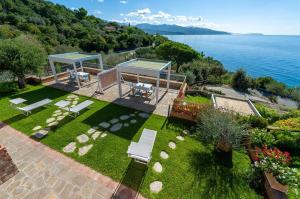 een luchtzicht op een tuin met uitzicht op het water bij Villa Marilena in Marina di Casalvelino