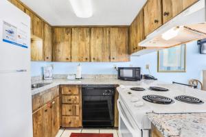 Kuchyň nebo kuchyňský kout v ubytování Island Wind West 177 Next to Hangout pool