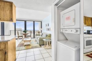 Kuchyň nebo kuchyňský kout v ubytování Island Wind West 177 Next to Hangout pool