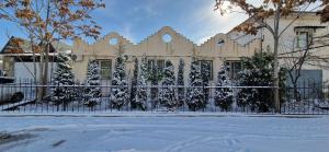 a fence in front of a house in the snow at Guesthouse Gorilla 