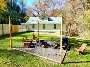 Zahrada ubytování 3BR House with BBQ & Fire pit Bryson City