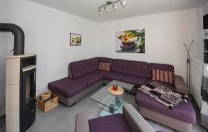 Χώρος καθιστικού στο 4 Bedroom Pet Friendly Home In Röbel