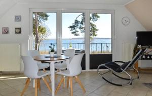 una sala da pranzo con un tavolo e sedie bianche di H7 Og a Marienfelde