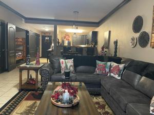 Χώρος καθιστικού στο A Bear's Hibernation condo