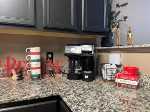 Η κουζίνα ή μικρή κουζίνα στο A Bear's Hibernation condo