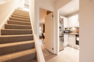 un escalier menant à une cuisine et une cuisine dans l'établissement Bright 1-Bed Home with Garden Near Braid Hills Golf Course, à Édimbourg