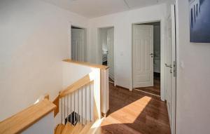 Μια τηλεόραση ή/και κέντρο ψυχαγωγίας στο Cozy Home In Röbel With Sauna