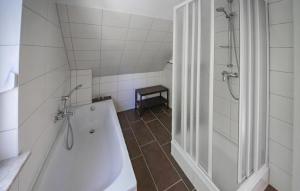 Ένα μπάνιο στο Cozy Home In Röbel With Sauna +2 φωτογραφίες