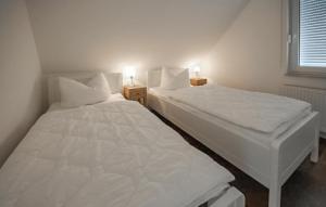 Ένα ή περισσότερα κρεβάτια σε δωμάτιο στο Cozy Home In Röbel With Sauna