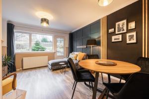 un salon avec une table et un canapé dans l'établissement Bright 1-Bed Home with Garden Near Braid Hills Golf Course, à Édimbourg 8 autres photos