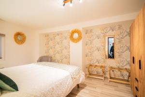 une chambre avec un lit et un miroir au mur dans l'établissement Cozy Old Town Suite - Quiet and Central Cocoon, à Sélestat