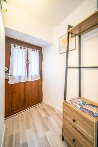 - une chambre avec des lits superposés et une porte en bois dans l'établissement Cozy Old Town Suite - Quiet and Central Cocoon, à Sélestat