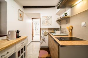 une cuisine avec un évier et un plan de travail dans l'établissement Cozy Old Town Suite - Quiet and Central Cocoon, à Sélestat