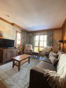 a living room with a couch and a coffee table at Grande Marmotte, Ski aux pieds, Le Refuge du Montagnard, Arc 1950 in Bourg-Saint-Maurice