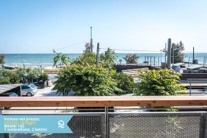 a view of a beach with the ocean in the background at Appartamento a Senigallia in Lungomare Da Vinci - SE006 in Senigallia