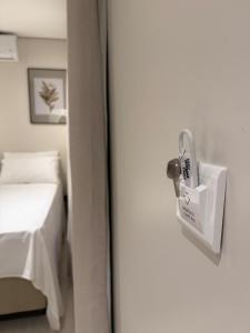 een kamer met een deur met een sleutel erin bij You Smart Flats in Formosa +20 foto's