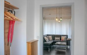 Et opholdsområde på Awesome Home In Röbel With Sauna