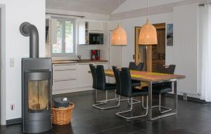 Køkken eller tekøkken på Awesome Home In Röbel With Sauna