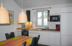 Køkken eller tekøkken på Awesome Home In Röbel With Sauna + 13 billeder