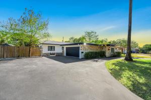 ポンパノビーチにあるVilla Heated Pool, Arcade games 5 min Beachの私道と柵のある家