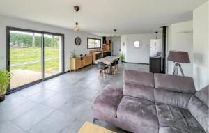 Χώρος καθιστικού στο Cozy Home In Saint Germain Sur Ay With Wifi