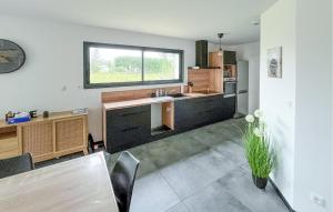 Η κουζίνα ή μικρή κουζίνα στο Cozy Home In Saint Germain Sur Ay With Wifi